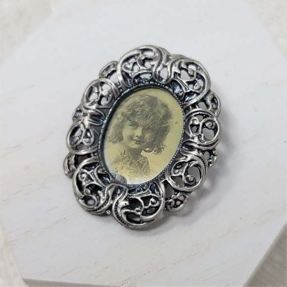 Vintage Pewter Finish Pin Brooch Photo Frame Oval - Picture 2 of 6